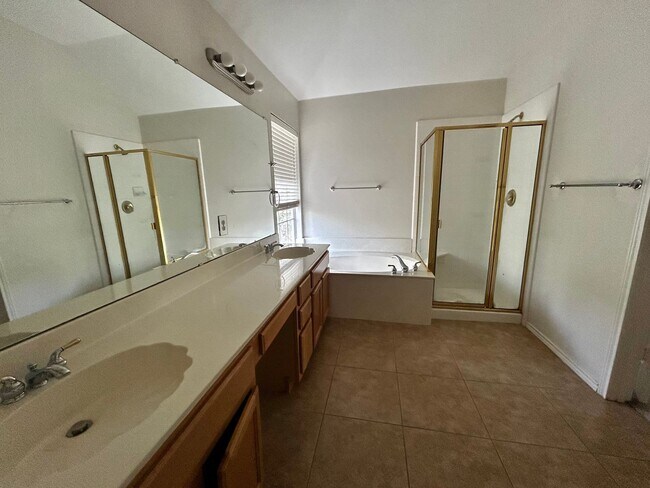 Building Photo - Spacious Home in BISD