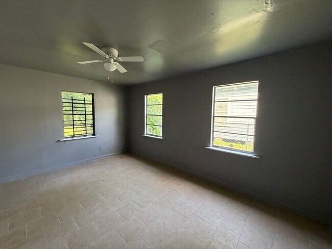 Building Photo - Spacious Two Bedroom Home