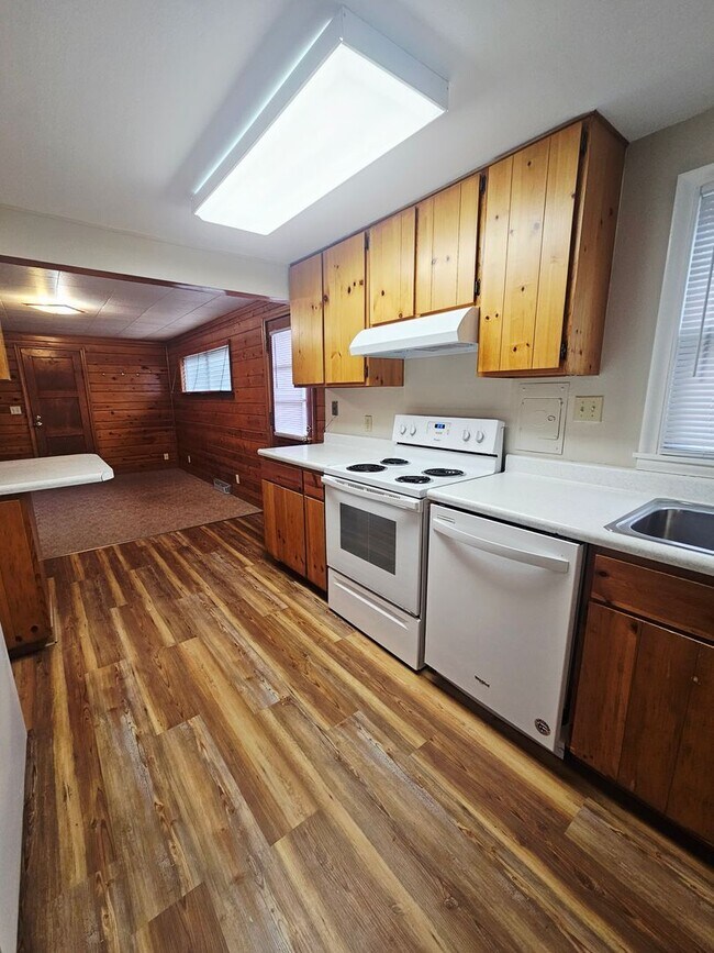 Building Photo - 3 BED | 1 BATH | SINGLE GARAGE | WEST RAPID