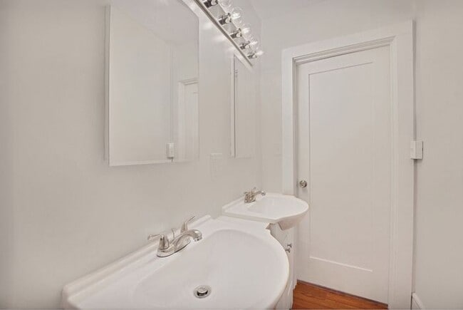 Building Photo - Renovated 2 Bedroom in Downtown Victorian Complex