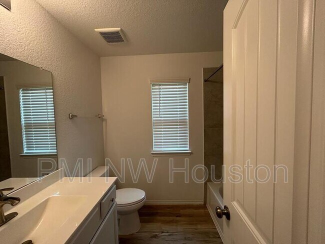 Building Photo - 10022 Granite Grove Ln