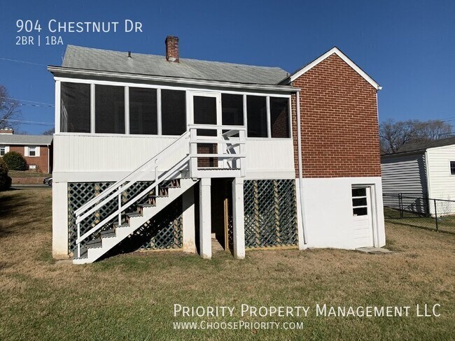 Building Photo - 904 Chestnut Dr