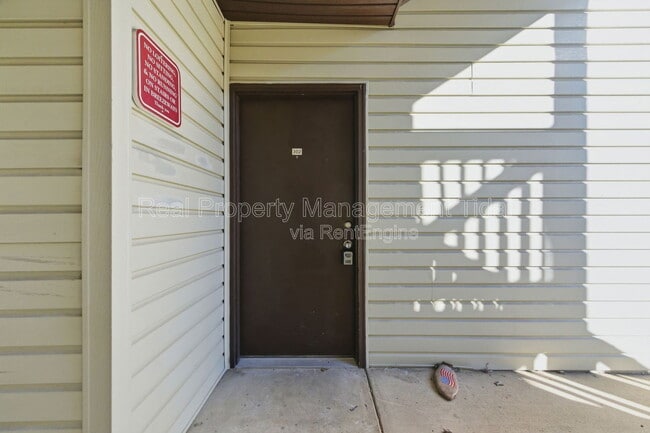 Building Photo - 302 Wells Ct