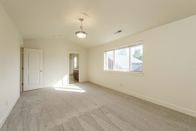 Building Photo - $1000 OFF MOVE IN SPECIAL - 4 Bedroom 2.5 ...