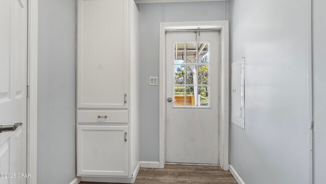 Building Photo - 12808 Clear Creek Rd