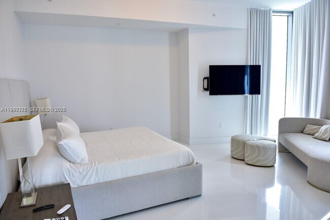 Building Photo - 17475 Collins Ave