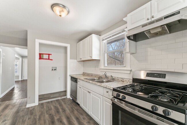Building Photo - 1119 E 84th St