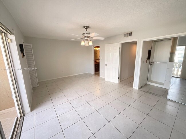 Building Photo - 936 W 79th Pl