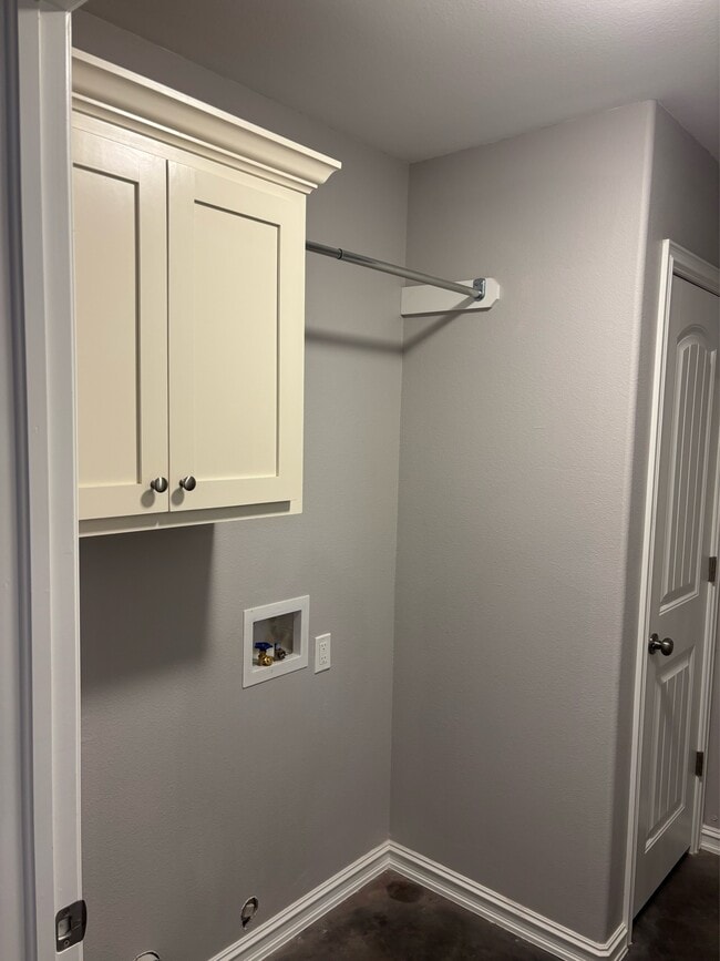 Building Photo - 4110 Maple Dr