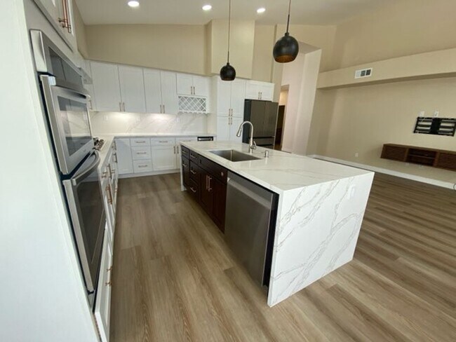 Building Photo - 3+ bd 2.5bth in The Summit of Ocean Hills