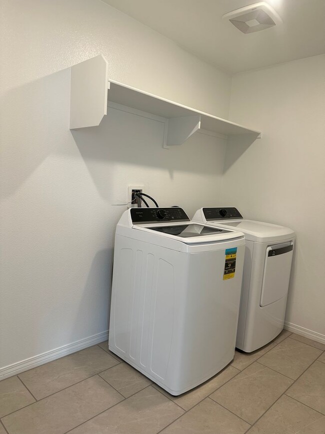 Building Photo - 3 Bedroom 2.5 Bath New build home in Highgrove!