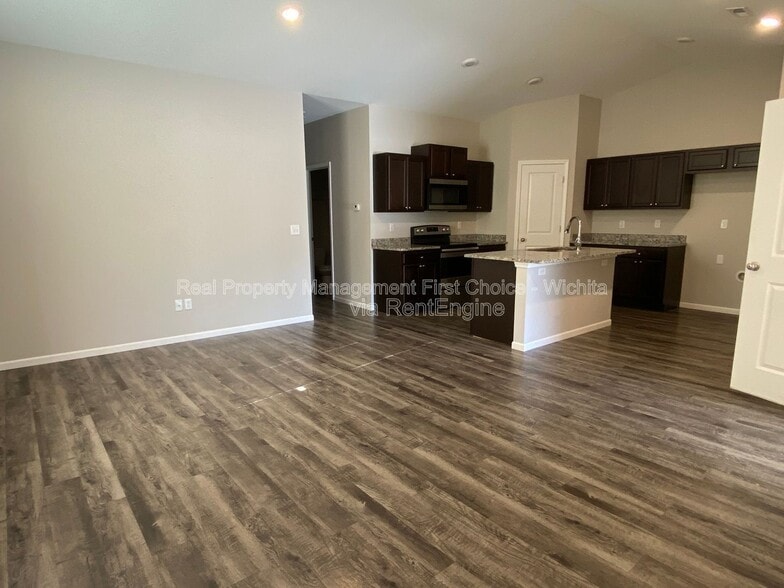 Building Photo - 412 S Longbranch Dr