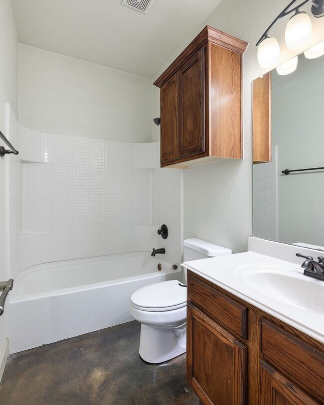 Building Photo - ** MOVE IN July 25th 2027 $5500 ** 5 Bed 3 Bath ** 1 Minute Walk to TCU Campus **