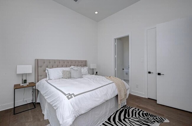 Building Photo - 6127 W Montgomery Rd