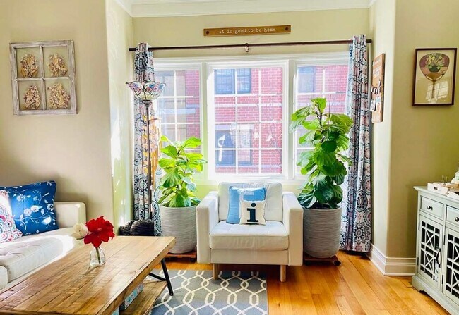 Building Photo - Downtown Elmhurst Gem – 3-Bed Townhome with Balcony, Courtyard & Garage