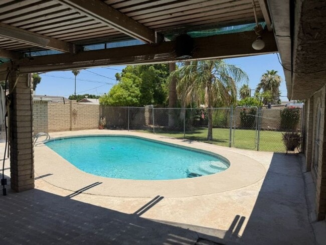 Building Photo - Updated Pool Home in Engler Estates
