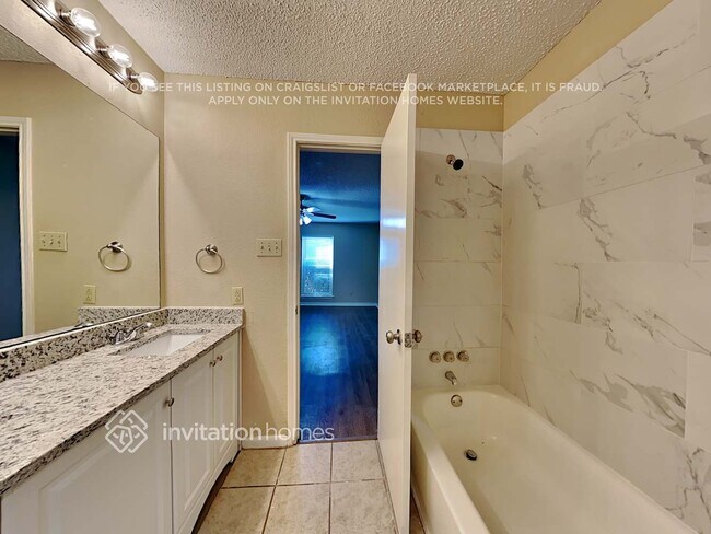 Building Photo - 525 E Jay Ct