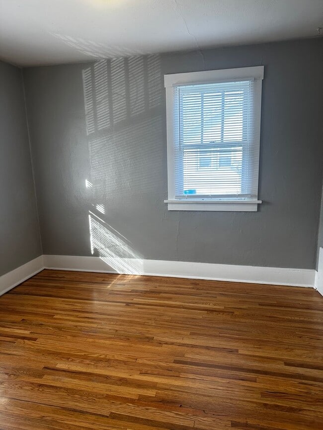 Building Photo - HALF OFF MARCH: Adorable 4 Bedroom UTILITIES INCLUDED!