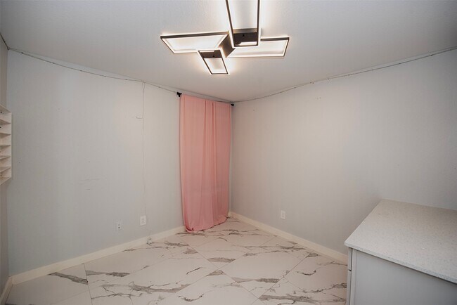 Building Photo - 15223 Mayflower St