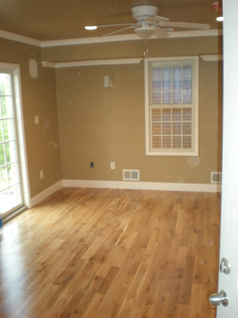 Living room with deck access - 325 Hallock St