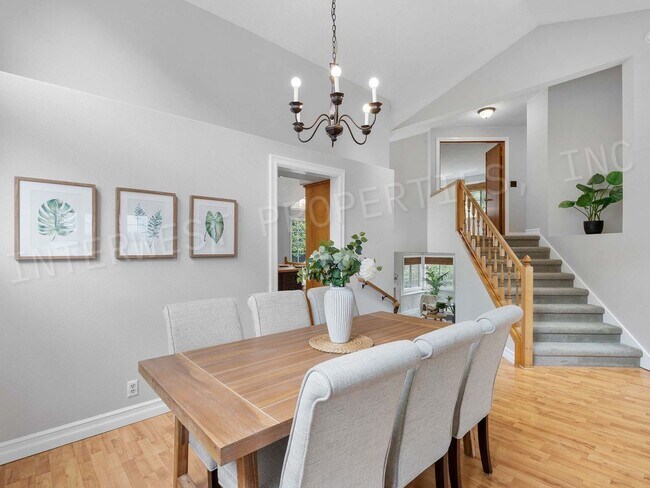 Building Photo - 4+ Bedroom Tigard Home With a Beautiful Vi...