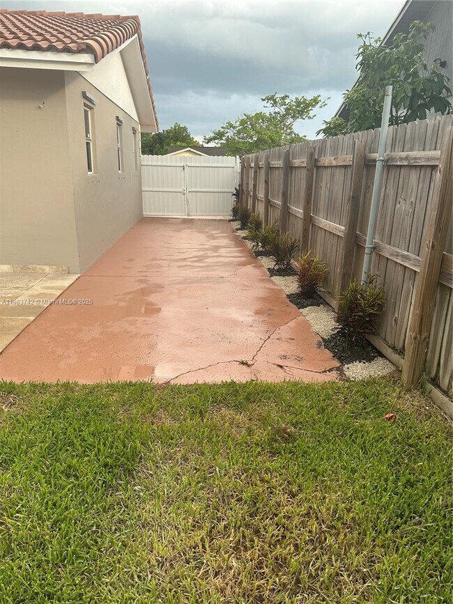 Building Photo - 10805 SW 165th Terrace