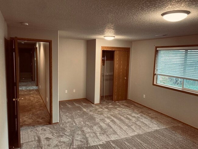 Building Photo - Nicely Updated Large Home w/ Pool!