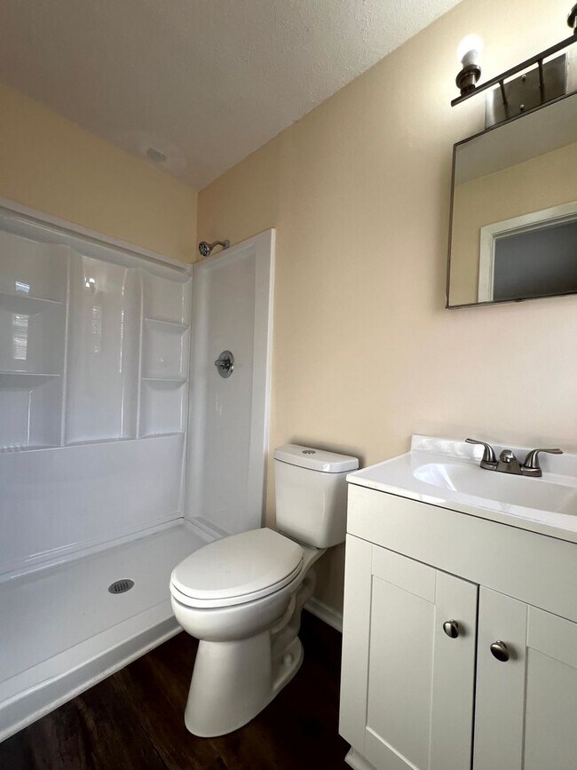 Building Photo - 944 Lark Dr