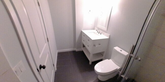 Building Photo - Incredible, modern apartment