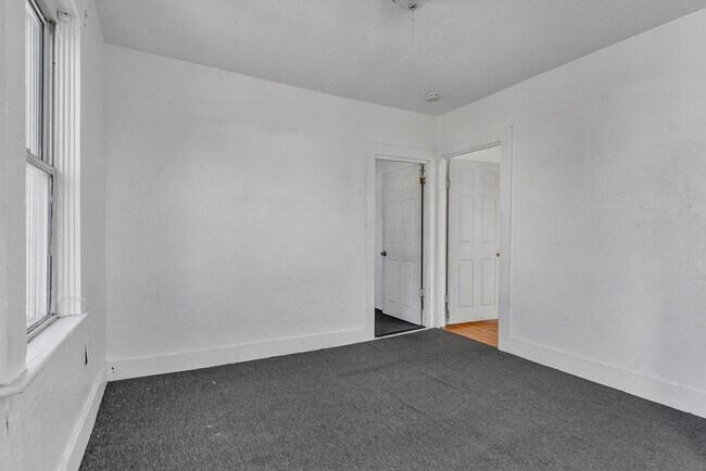 Building Photo - 13 Plain St