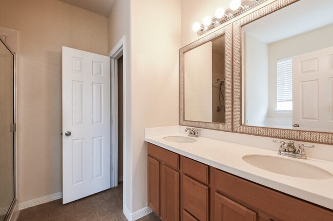 Building Photo - 2029 Creek Run Dr