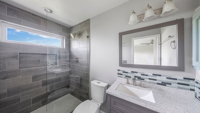 Building Photo - 2 Bed 2.5 Bath - Mowing Included - Pet Friendly - NAS Whidbey