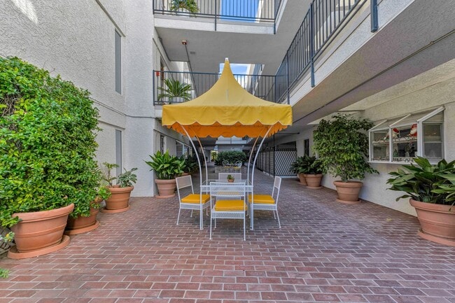 Building Photo - 4950 Louise Ave