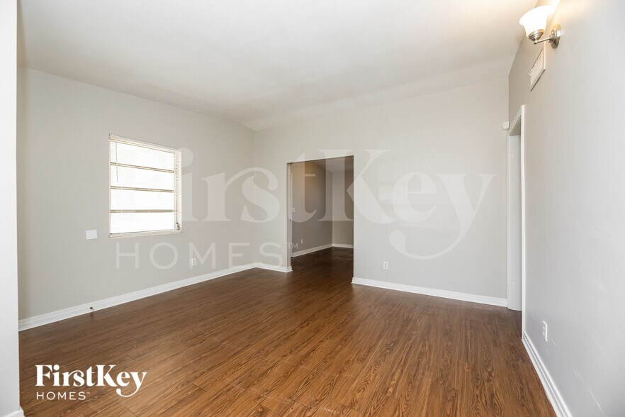 Building Photo - 2706 Lorna Rd