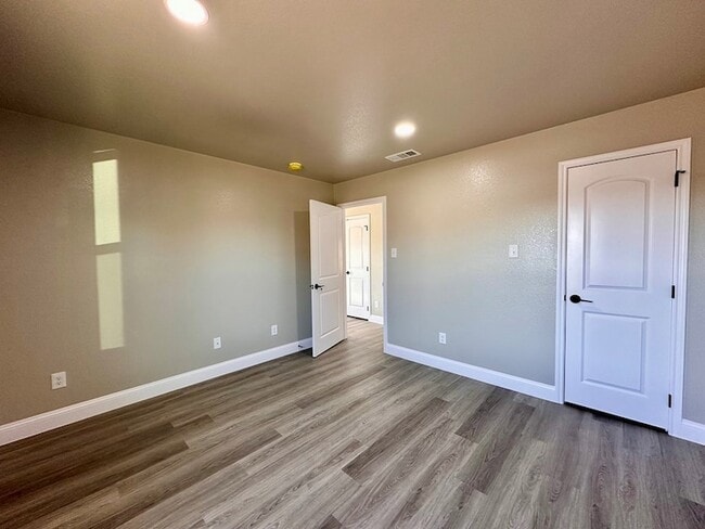 Building Photo - 1012 W 26th St