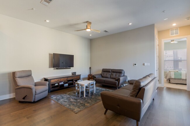 Building Photo - The Grove 2/2 Furnished