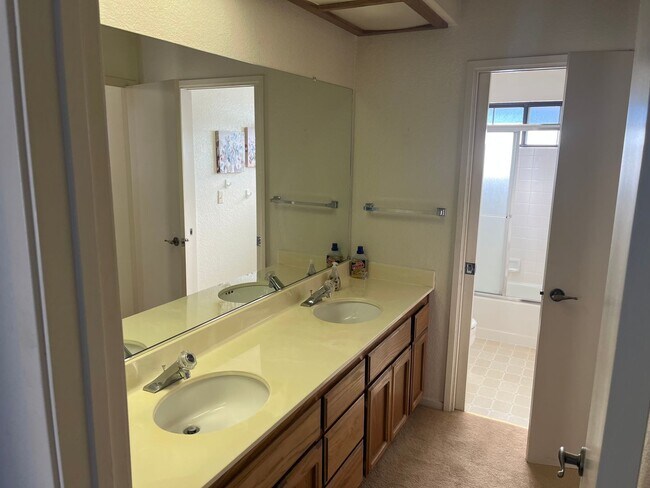 Building Photo - 4 Bedroom Home with 3- Car Garage in Hercules