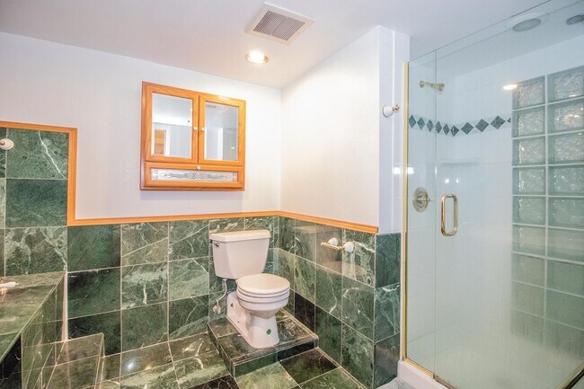 Building Photo - 101 Lombard St