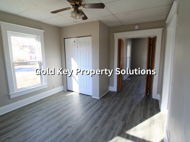 Building Photo - MUNCIE Updated 2 BR 1 BA House with New Fl...