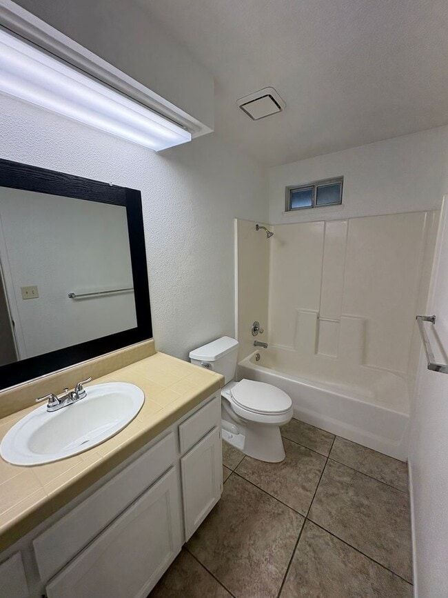 Building Photo - Charming home with Pool in Tulare Rent Ready!