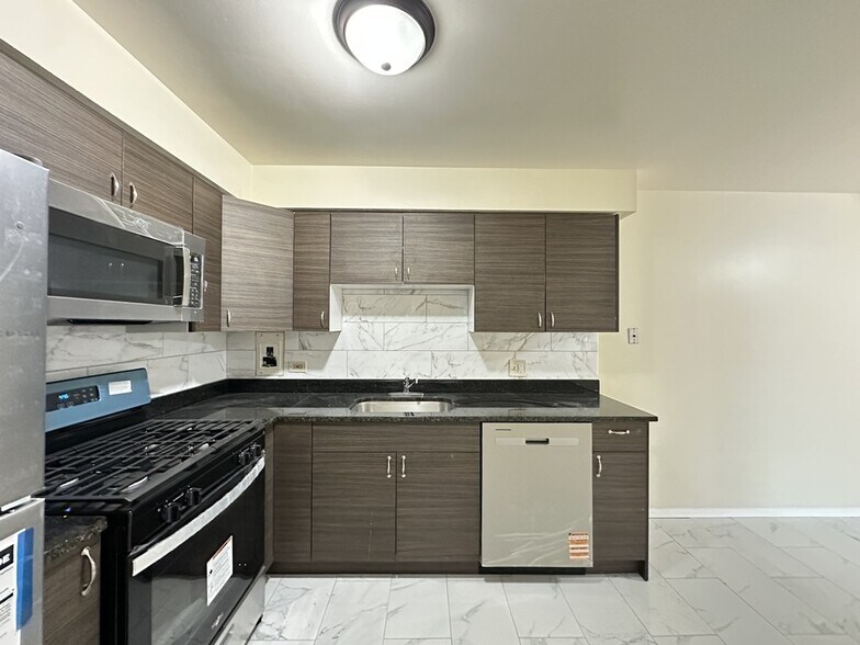 Building Photo - 630 Lincoln Ave