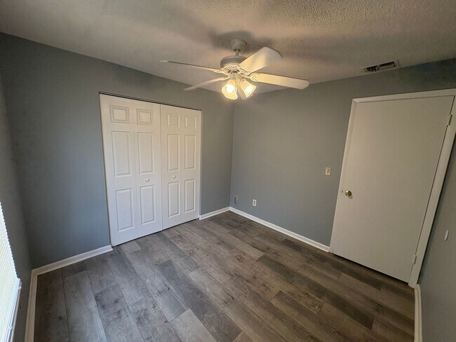Building Photo - 424 Valley Dr