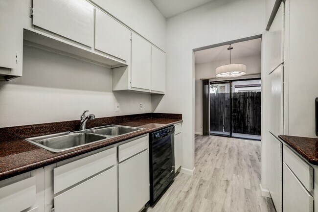 Building Photo - 1818 Augusta Dr