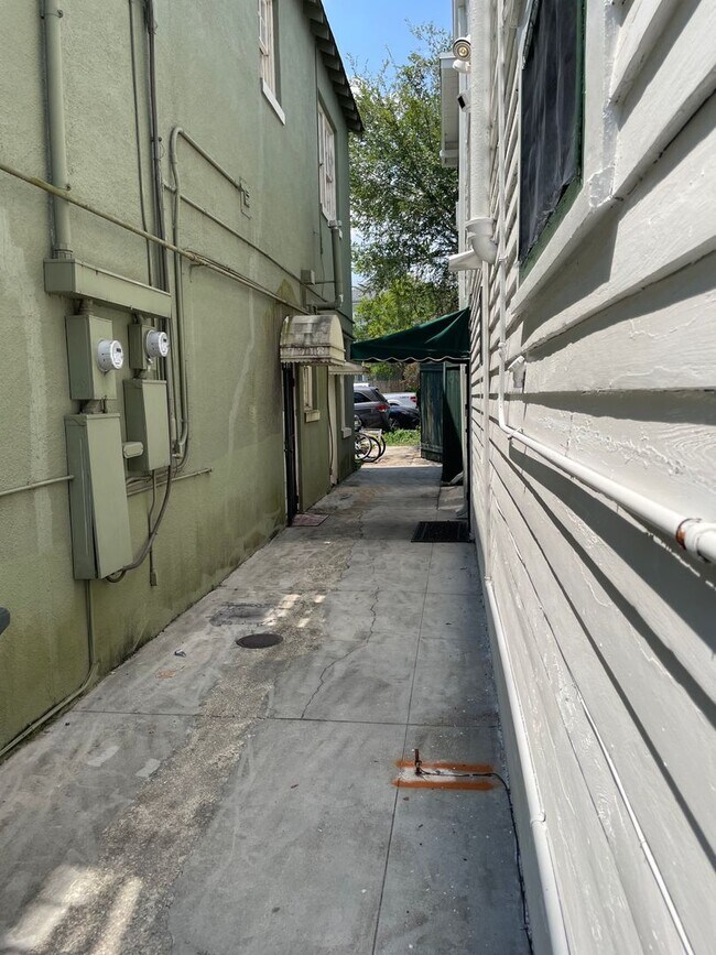 Building Photo - Gorgeous 3BD Apartment above commercial space ON MAPLE ST