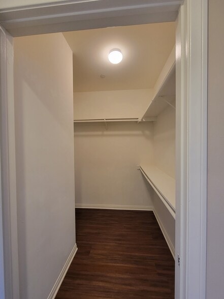 Building Photo - 9610 Zelzah Ave