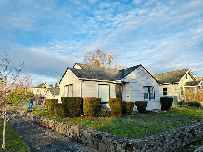 Building Photo - Charming Downtown Vancouver Bungalow