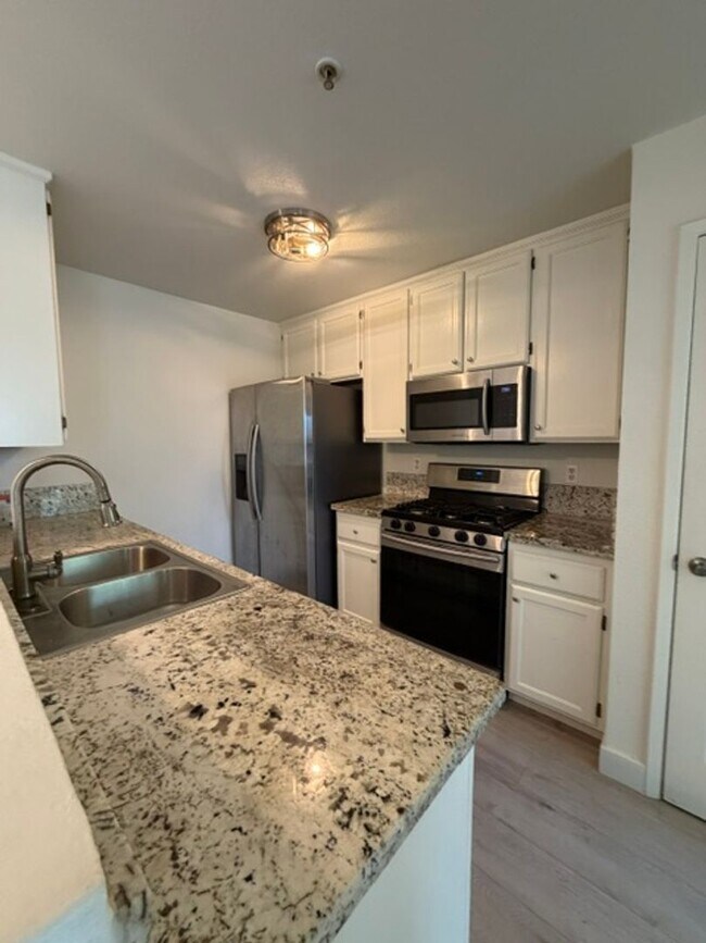 Building Photo - Very Nice 2 Bedroom and 2 Bathroom Apartment $2,425 + $125.00 WSG