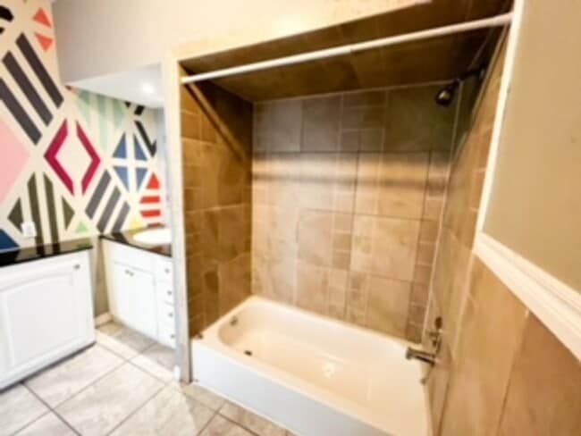 Building Photo - 3 Bedroom & 1 Bath In Paseo District (Cont...