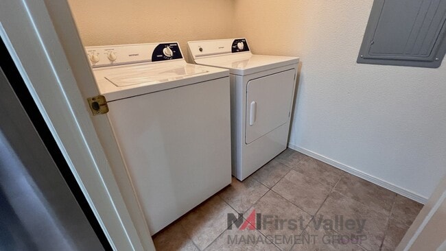 Building Photo - 2 Bedrooms, 2 Baths