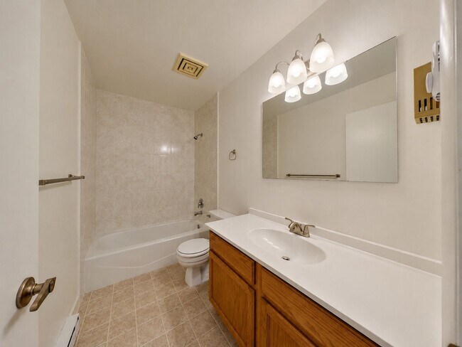 Building Photo - 2 bedroom 1 bathroom apartment in the heart of town!